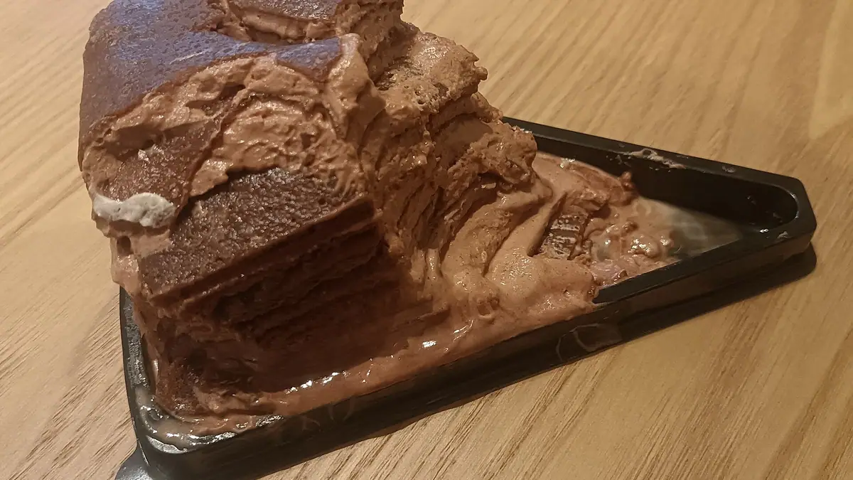 Denelas Bread And Cakes – cake shop in Castle Cary town centre